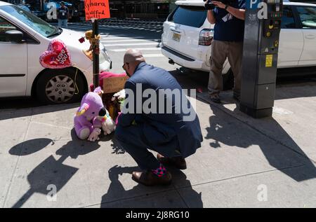 Rafael Salamanca, membre du Conseil de New York, s'arrête en mémoire tandis que la famille, les amis et les voisins sont venus rendre hommage à un mémorial de fortune devant le 995 Fox Street dans le Bronx, NY 17 mai 2022 pour Kyhara Tay, 11 ans. La petite fille a été frappée par une balle perdue lors d'une fusillade qui a eu lieu lundi soir le 16 mai 2022, elle est décédée plus tard à Lincoln hoboital. (Photo de Steve Sanchez/Sipa USA) Banque D'Images