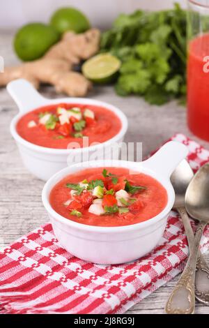 Gazpacho aux tomates pastèques dans des bols. Soupe froide espagnole traditionnelle. Banque D'Images