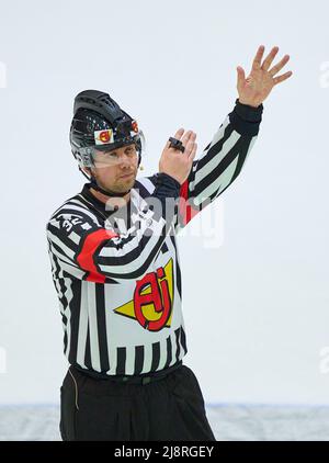 Helsinki, Finlande. 17th mai 2022. Arbitres geste dans le match SUISSE, Kazakhstan., . Crédit saison 2021/2022 : Peter Schatz/Alay Live News Banque D'Images