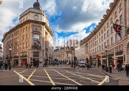 Londres, Royaume-Uni - 05 novembre 2012: Regent Street décoré avec des ornements de Noël manière avant les vacances Banque D'Images