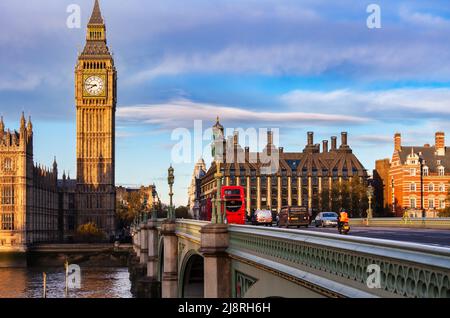 Londres, Royaume-Uni - 03 novembre 2012 : circulation matinale au pont de Westminster Banque D'Images