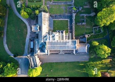 Vue de haut en bas sur le château et les jardins de l'abbaye de Torre depuis un drone, Torquay, Devon, Angleterre, Europe Banque D'Images