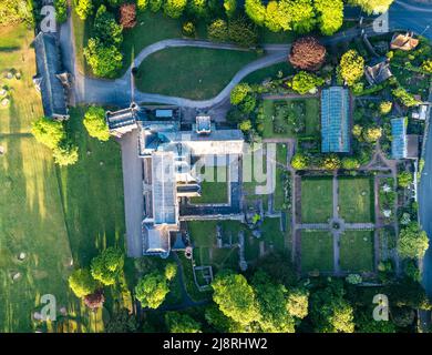 Vue de haut en bas sur le château et les jardins de l'abbaye de Torre depuis un drone, Torquay, Devon, Angleterre, Europe Banque D'Images