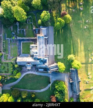 Vue de haut en bas sur le château et les jardins de l'abbaye de Torre depuis un drone, Torquay, Devon, Angleterre, Europe Banque D'Images