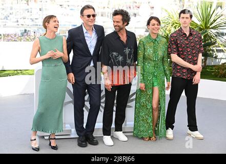 Cannes, France. 18th mai 2022. 18th mai 2022. Cannes, France. Matilda Lutz, le réalisateur français Michel Hazanavicius, l'acteur français Romain Duris, l'actrice franco-Argentine Berenice Bejo et l'acteur Finnegan Oldfield participant à la photo de la coupe finale, dans le cadre du Festival du film de Cannes 75th, Palais de Festival, Cannes. Crédit : Doug Peters/Alamy Live News Banque D'Images