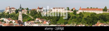 Burghausen, Allemagne - 24 juillet 2021 : Panorama du château de Burghausen - le plus long château du monde. Banque D'Images