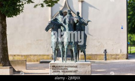 Burghausen, Allemagne - 25 juillet 2021 : vue de face de la sculpture « ehr Helmbrecht ». Une œuvre d'art avec trois chevaliers d'équitation ('Rittergruppe'). Banque D'Images