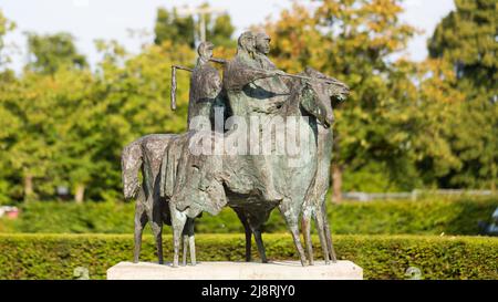 Burghausen, Allemagne - 25 juillet 2021 : sculpture 'Rittergruppe - Mehr Helmbrecht'. Une œuvre d'art à l'intérieur des murs du château de Burghausen. Banque D'Images