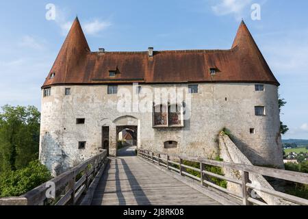 Burghausen, Allemagne - 25 juillet 2021 : vue de face de Georgstor (porte de George). Avec pont en bois. Partie du château de Burghausen. Banque D'Images