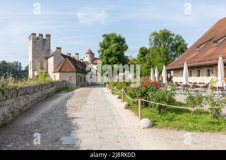 Burghausen, Allemagne - 25 juillet 2021 : vue le long d'un chemin à l'intérieur des murs du château de Burghausen. Sur la droite, le café du château. Banque D'Images