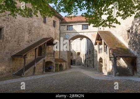 Burghausen, Allemagne - 25 juillet 2021 : vue sur la cour intérieure du château principal de Burghausen. Banque D'Images