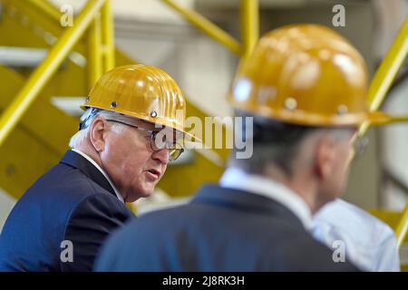 12 mai 2022, Saxe-Anhalt, Quedlinburg: Le président allemand Frank-Walter Steinmeier (l) et Reiner Haseloff (CDU), ministre président de Saxe-Anhalt, se tiennent à côté l'un de l'autre à la fonderie de galets de Quedlinburg. Le voyage du président allemand a eu lieu à un moment où les gens se parlent avec inquiétude au sujet de l'approvisionnement énergétique futur du pays, a-t-il déclaré. C'est pourquoi il a visité la fonderie de galets de Quedlinburg le dernier jour, qui dépend d'un approvisionnement permanent et stable en énergie. Photo: Klaus-Dietmar Gabbert/dpa Banque D'Images