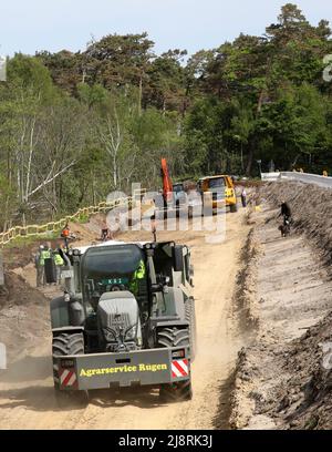 Ahrenshoop, Allemagne. 18th mai 2022. Sur la digue au nord-est d'Ahrenshoop, des véhicules de construction lourds élargissent la structure de protection côtière sur la mer Baltique. L'élargissement est nécessaire pour que la dune n'ait pas à être renforcée encore et encore après les ondes de tempête. L'élargissement de la section de 1,8 kilomètres de long au milieu du parc national 'Vorpommersche Boddenlandschaft' coûtera 3,9 millions d'euros. Credit: Bernd Wüstneck/dpa/Alay Live News Banque D'Images