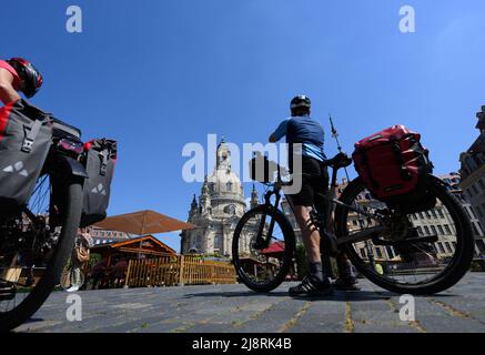 18 mai 2022, Saxe, Dresde: Les cyclistes se tiennent sur le Neumarkt en face de la Frauenkirche et prennent une pause. Photo: Robert Michael/dpa Banque D'Images
