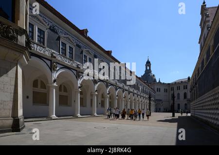 18 Mai 2022, Saxe, Dresde: Les touristes marchent au soleil à travers le Stallhof dans la vieille ville, en arrière-plan vous pouvez voir la Frauenkirche. Photo: Robert Michael/dpa Banque D'Images
