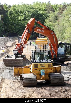 Ahrenshoop, Allemagne. 18th mai 2022. Sur la digue au nord-est d'Ahrenshoop, des véhicules de construction lourds élargissent la structure de protection côtière sur la mer Baltique. L'élargissement est nécessaire pour que la dune n'ait pas à être renforcée encore et encore après les ondes de tempête. L'élargissement de la section de 1,8 kilomètres de long au milieu du parc national 'Vorpommersche Boddenlandschaft' coûtera 3,9 millions d'euros. Credit: Bernd Wüstneck/dpa/Alay Live News Banque D'Images