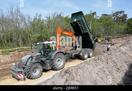 Ahrenshoop, Allemagne. 18th mai 2022. Sur la digue au nord-est d'Ahrenshoop, des véhicules de construction lourds élargissent la structure de protection côtière sur la mer Baltique. L'élargissement est nécessaire pour que la dune n'ait pas à être renforcée encore et encore après les ondes de tempête. L'élargissement de la section de 1,8 kilomètres de long au milieu du parc national 'Vorpommersche Boddenlandschaft' coûtera 3,9 millions d'euros. Credit: Bernd Wüstneck/dpa/Alay Live News Banque D'Images