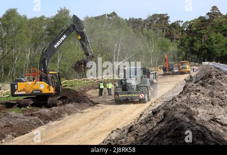 Ahrenshoop, Allemagne. 18th mai 2022. Sur la digue au nord-est d'Ahrenshoop, des véhicules de construction lourds élargissent la structure de protection côtière sur la mer Baltique. L'élargissement est nécessaire pour que la dune n'ait pas à être renforcée encore et encore après les ondes de tempête. L'élargissement de la section de 1,8 kilomètres de long au milieu du parc national 'Vorpommersche Boddenlandschaft' coûtera 3,9 millions d'euros. Credit: Bernd Wüstneck/dpa/Alay Live News Banque D'Images