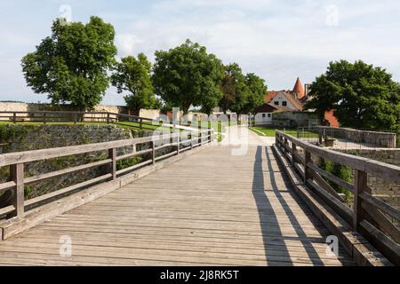 Burghausen, Allemagne - 25 juillet 2021 : vue sur un pont en bois à l'intérieur des murs du château de Burghausen. Banque D'Images