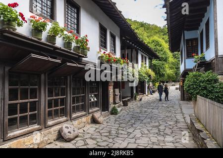 Allée principale avec de vieux bâtiments dans le complexe architectural et ethnographique d'Etar près de la ville de Gabrovo dans le nord de la Bulgarie Banque D'Images