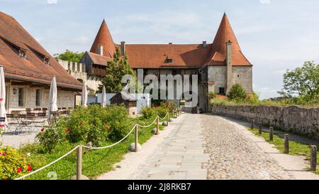 Burghausen, Allemagne - 25 juillet 2021 : vue à l'arrière du Georgstor (porte de george). À l'intérieur des murs du château de Burghausen. Banque D'Images