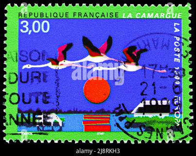 MOSCOU, RUSSIE - 14 MAI 2022 : le timbre-poste imprimé en France montre la Camargue Paysage avec le Cheval et Flamingo, Europa (C.E.P.T.) 1999 - Parcs et GA Banque D'Images