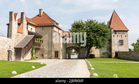 Burghausen, Allemagne - 25 juillet 2021 : bâtiment 'Büchsenmacherturm' à l'intérieur des murs du château de Burghausen. Le château le plus long du monde. Banque D'Images