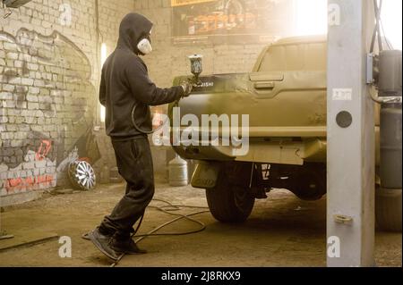 Kiev, Ukraine. 17th mai 2022. Un véhicule donné est peint en vert pour l'armée ukrainienne. Crédit : SOPA Images Limited/Alamy Live News Banque D'Images