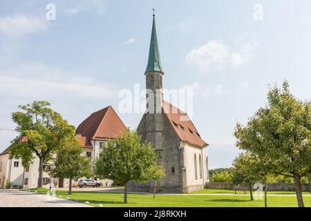 Burghausen, Allemagne - 25 juillet 2021: Vue sur Hedwigskapelle. Une église médiévale à l'intérieur des murs du château de Burghausen. Banque D'Images