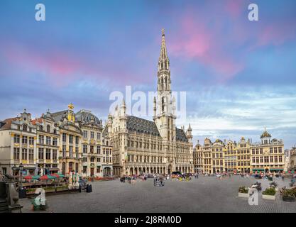 Bruxelles, Belgique. Vue panoramique sur la place de la Grand-place (Grote Markt) avec l'hôtel de ville gothique Banque D'Images