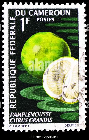 MOSCOU, RUSSIE - 14 MAI 2022: Timbre-poste imprimé au Cameroun montre Pomelo (Citrus grandis), série fruits 1967, vers 1967 Banque D'Images