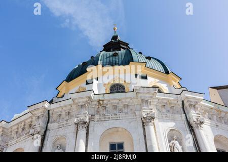 Ettal, Allemagne - 26 février 2021 : vue vers le dôme principal de la basilique abbatiale de l'Ettal. Banque D'Images