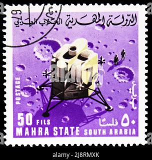 MOSCOU, RUSSIE - 14 MAI 2022 : timbre-poste imprimé dans l'État de Mahra montre le module d'excursion lunaire, les fusées et la série d'engins spatiaux, vers 1967 Banque D'Images