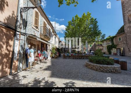 Boutiques et cafés de Placa Cartoixa à Valldemossa, site classé au patrimoine mondial de l'UNESCO, la chaîne de montagnes Serra de Trumuntana Banque D'Images