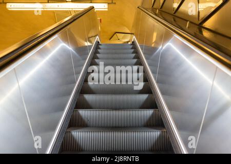 Stuttgart, Allemagne - 27 juillet 2021 : vue vers le haut d'un escalier roulant Banque D'Images