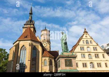 Stuttgart, Allemagne - 27 juillet 2021 : Stiftskirche avec Schiller Denkmal (mémorial de Schiller). Situé sur la Schillerplatz, dans le centre-ville de Stuttgart Banque D'Images