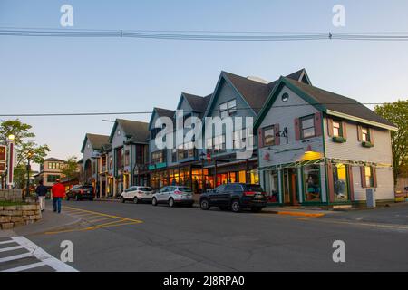 Bâtiments commerciaux historiques au coucher du soleil au 45 main Street dans le centre-ville historique de Bar Harbor, Maine ME, Etats-Unis.