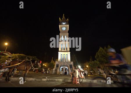 Grande tour d'horloge connue localement sous le nom de Jam Gadang, un point de repère important à Bukittinggi, Sumatra Ouest, Indonésie. Banque D'Images