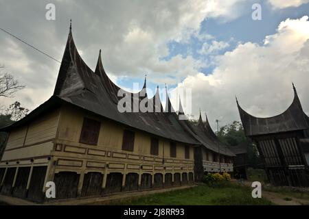 Maison traditionnelle de Minangkabau avec toit en forme de corne de buffle d'eau à Bukittinggi, Sumatra Ouest, Indonésie. Banque D'Images