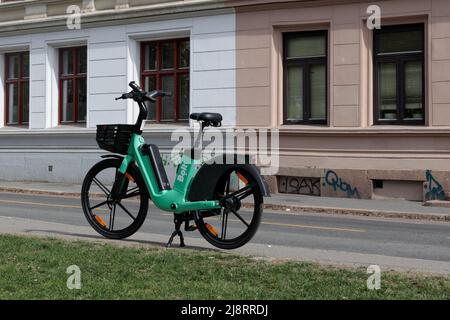 Oslo, Norvège. 02 mai 2022 : vélo électrique à louer à boulon stationné dans une rue de la ville d'Oslo. Partage de vélo à Oslo Banque D'Images