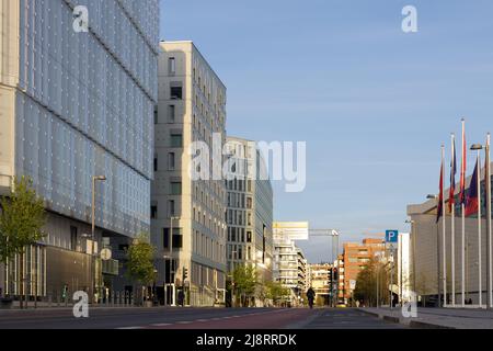 Oslo, Norvège. 29 avril 2022 : gratte-ciel et bureaux modernes sur la rue Operagata à Oslo. Banque D'Images