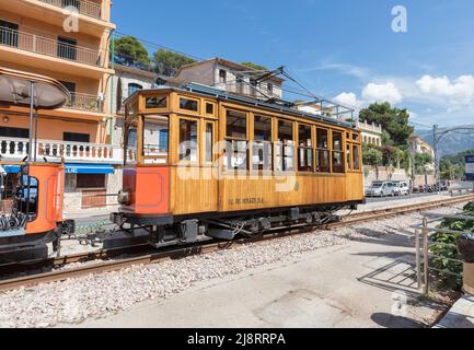 Tramway d'époque sur Poligon des Traves, promenade en Méditerranée à Port de Soller dans les montagnes de Serra de Trumantana, patrimoine mondial de l'UNESCO Banque D'Images