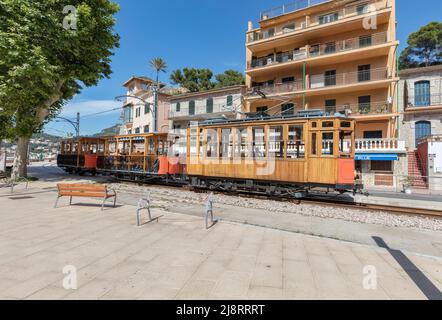 Tramway d'époque sur Poligon des Traves, promenade en Méditerranée à Port de Soller dans les montagnes de Serra de Trumantana, patrimoine mondial de l'UNESCO Banque D'Images