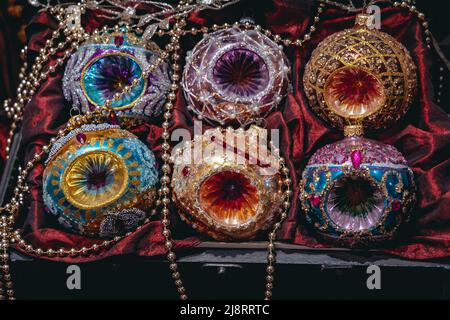 Ensemble richement décoré de boules de Noël dans le musée de Noël ornements de verre dans la ville de Nowa Deba, Voïvodeship subcarpathe de Pologne Banque D'Images