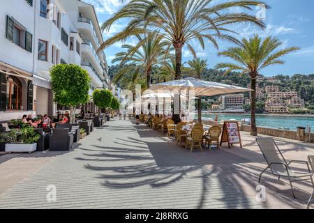 Plage, promenade, hôtels et magasins à Platja den REPIC à Port de Soller par Méditerranée dans le patrimoine mondial de l'UNESCO Serra de Trumantana montagnes Banque D'Images