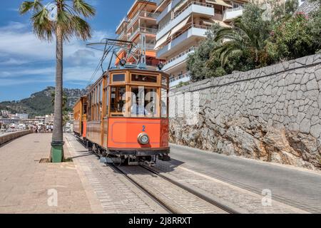 Tramway d'époque sur Poligon des Traves, promenade en Méditerranée à Port de Soller dans les montagnes de Serra de Trumantana, patrimoine mondial de l'UNESCO Banque D'Images