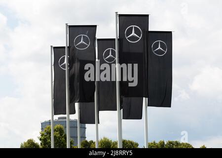 Stuttgart, Allemagne - 28 juillet 2021 : drapeaux sur le Mercedes Star (Mercedestern) devant le siège de Daimler. Banque D'Images