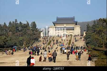 Nanjing, province de Jiangsu, Chine : mausolée du Dr Sun Yat Sen, parc national de Zhongshan Mountain, Nanjing. Les gens sur les marches de la salle sacrificielle. Banque D'Images