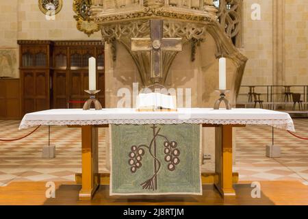 Ulm, Allemagne - 7 août 2021 : une bible sur un autel à l'intérieur de la cathédrale d'Ulm. Symbole de foi, de christianisme et de religion. Banque D'Images