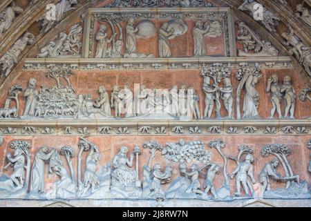 Ulm, Allemagne - 8 août 2021 : vue détaillée du tymanon au-dessus du portail principal de la cathédrale d'Ulm (Ulmer Münster). Il ressemble à l'histoire de la création (G Banque D'Images